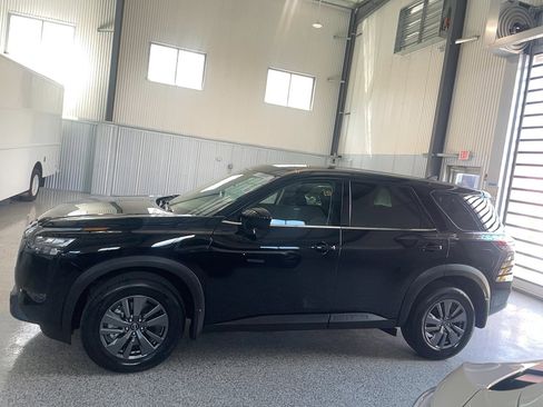 Used 2025 Nissan Pathfinder S image 4