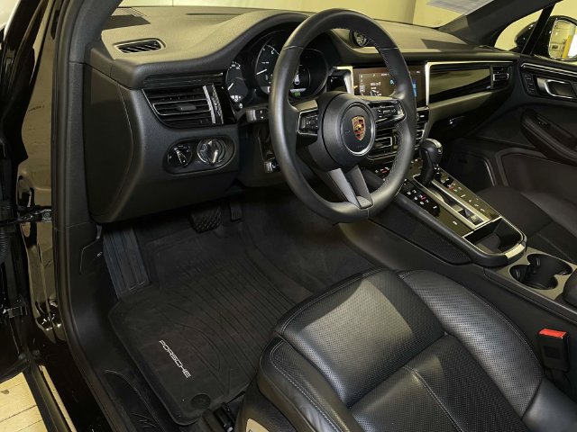 Certified 2026 Porsche Macan AWD/4WD image 4
