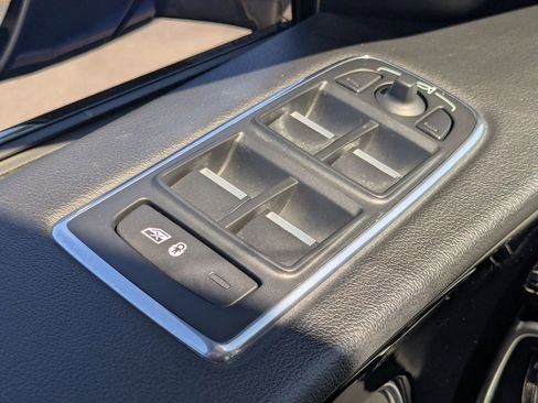 Used 2018 Jaguar F-PACE R-Sport image 12