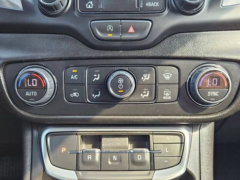 Used 2024 GMC Terrain SLT AWD/4WD image 30