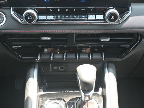 Used 2025 Chevrolet Colorado Z71 w/ Technology Package image 30