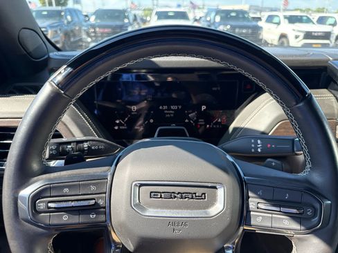 Used 2025 GMC Yukon Denali Ultimate w/ LPO, Illumination Package AWD/4WD image 14