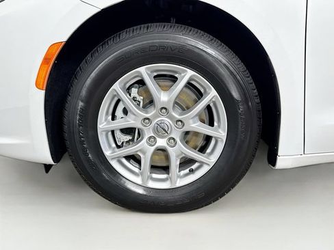 Used 2023 Chrysler Pacifica Touring-L FWD image 31