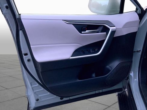 Used 2020 Toyota RAV4 XLE w/ Convenience Package FWD image 21