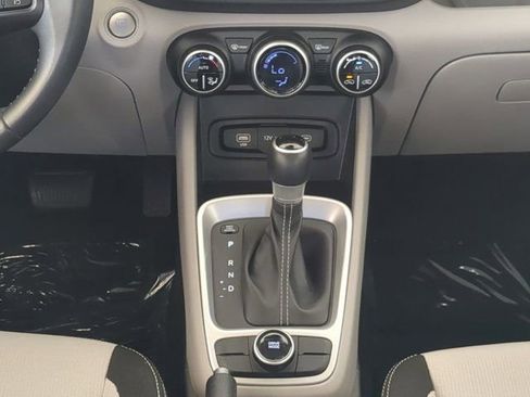 Used 2025 Hyundai Venue SEL FWD image 17