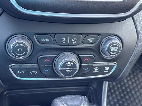 Used 2022 Jeep Cherokee Trailhawk w/ Premium Leather Package AWD/4WD image 16