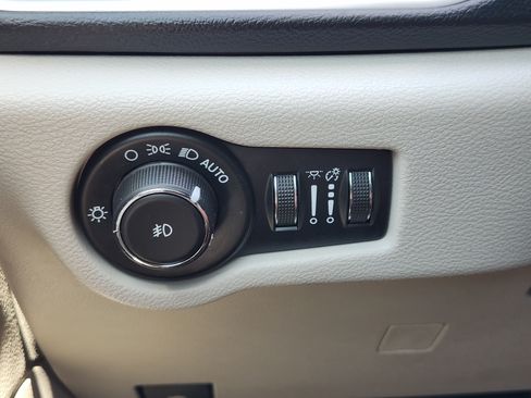 Used 2019 Chrysler Pacifica Touring-L w/ Advanced Safetytec Group FWD image 22