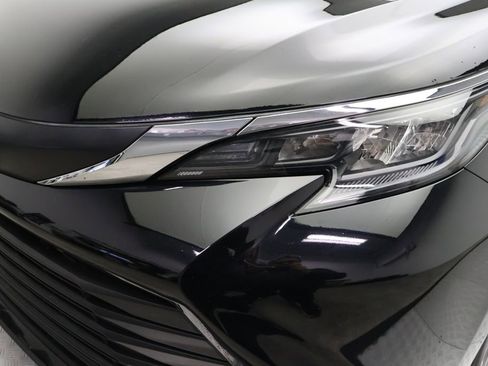 Certified 2025 Toyota Sienna LE image 3