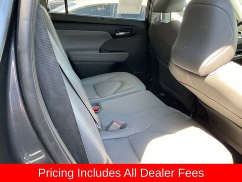 Used 2021 Toyota Highlander XLE AWD/4WD image 7