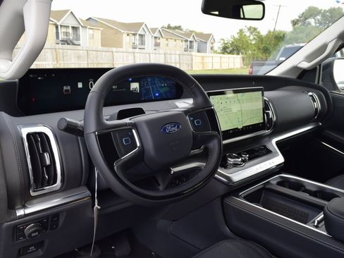 New 2025 Ford Expedition Platinum w/ Driver's Package image 17