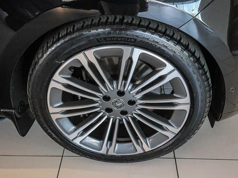 Used 2024 Land Rover Range Rover SV image 12