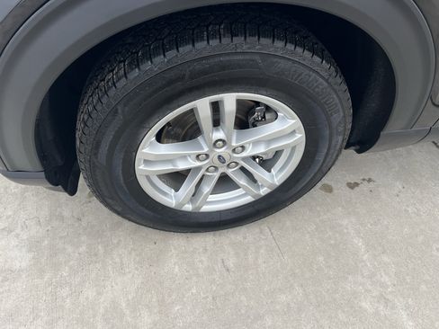 Used 2020 Ford Explorer XLT image 2