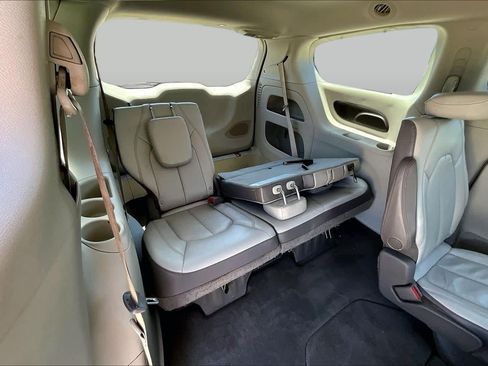 Used 2017 Chrysler Pacifica Touring-L Plus FWD image 27