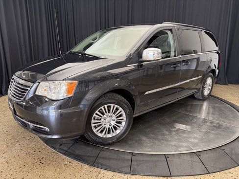 Used 2013 Chrysler Town & Country Touring-L FWD image 2