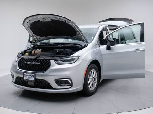 Used 2024 Chrysler Pacifica Touring-L image 17