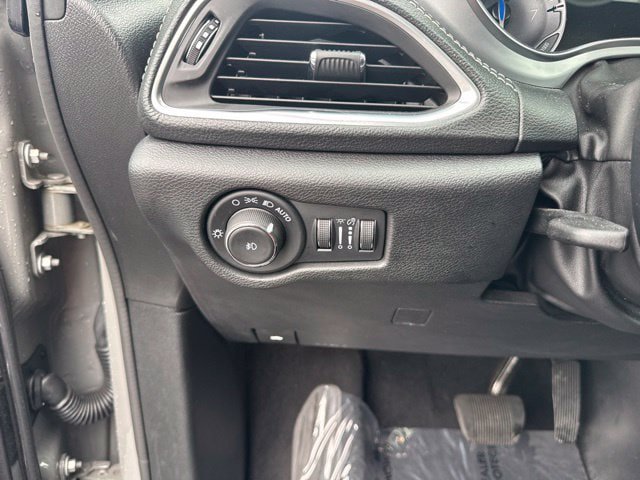 Used 2025 Chrysler Pacifica Limited FWD image 22