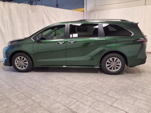 New 2026 Toyota Sienna XLE image 6