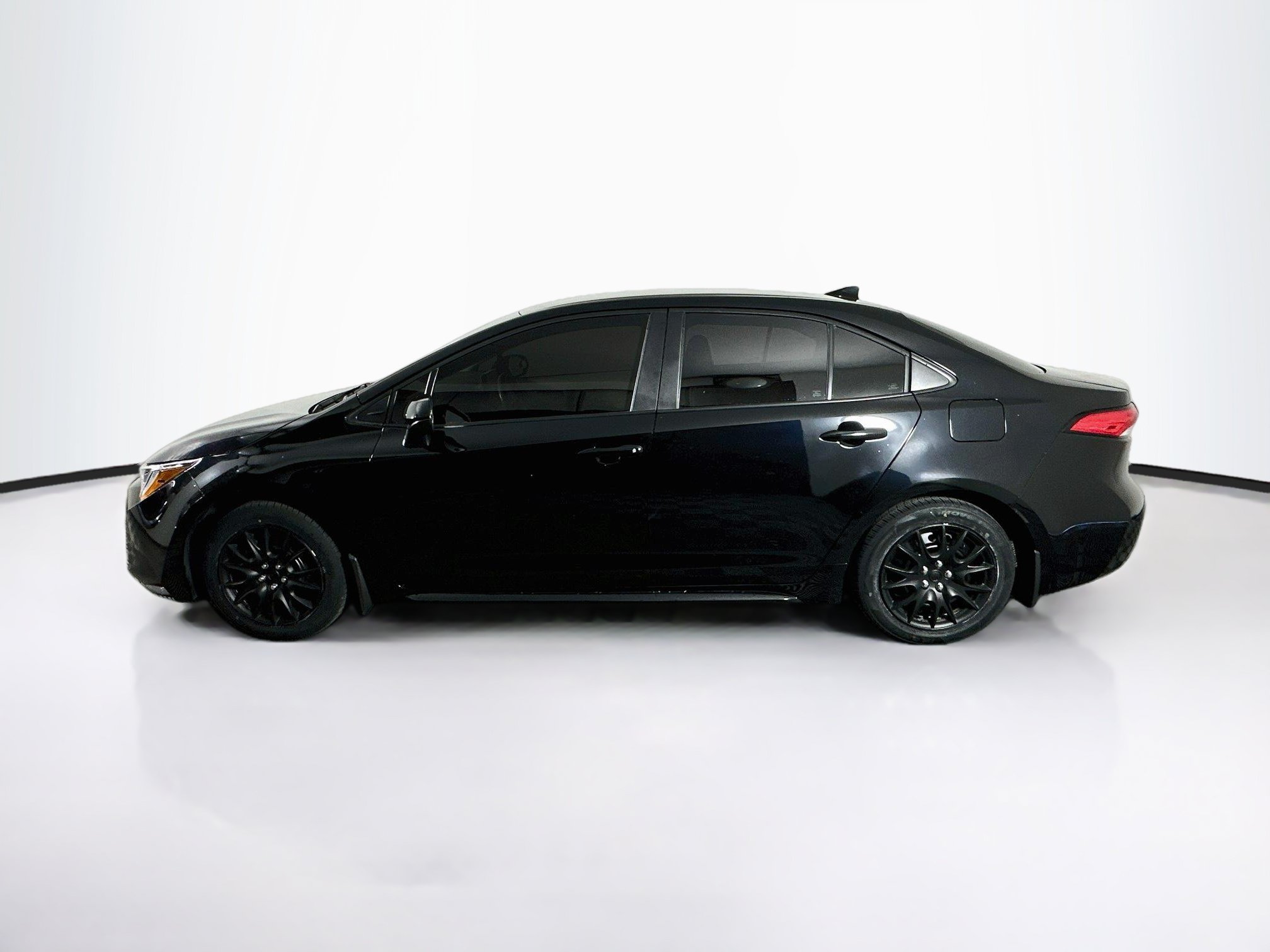 Used 2025 Toyota Corolla LE FWD image 4