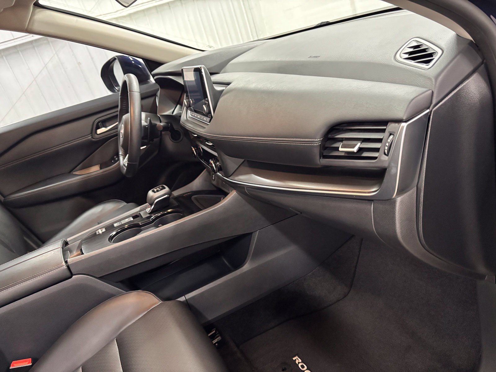 Used 2024 Nissan Rogue SV w/ SV Premium Package FWD image 16