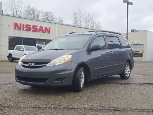 Used 2010 Toyota Sienna LE image 4