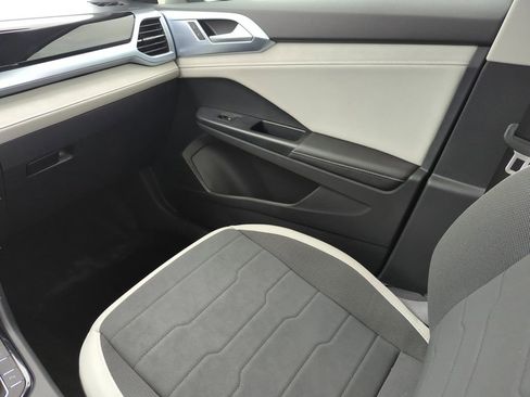 Used 2025 Volkswagen Taos SE w/ Panoramic Sunroof Package AWD/4WD image 23