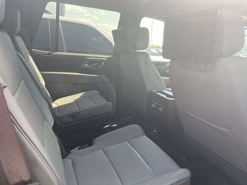 Used 2024 GMC Yukon SLT w/ SLT Luxury Package RWD image 12
