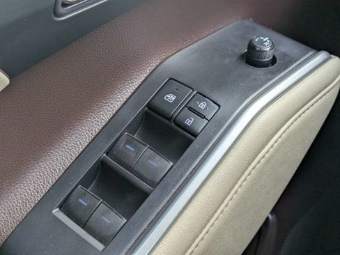 Used 2021 Toyota Highlander XLE AWD/4WD image 24