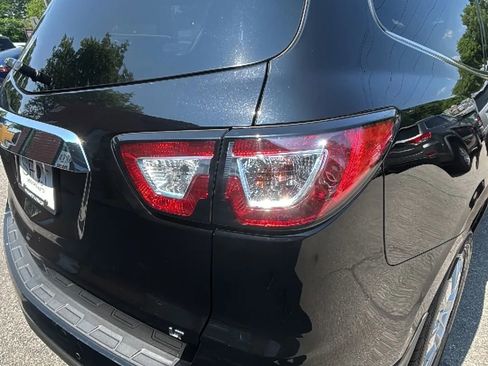 Used 2017 Chevrolet Traverse LT w/ Style and Technology Package image 34
