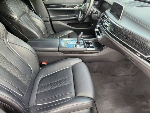 Used 2022 BMW 750i xDrive AWD/4WD image 11