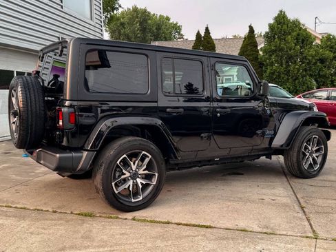 Used 2024 Jeep Wrangler Unlimited w/ Convenience Group AWD/4WD image 3