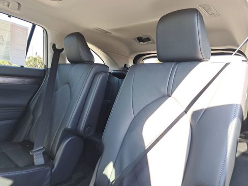 New 2026 Toyota Highlander Platinum image 9