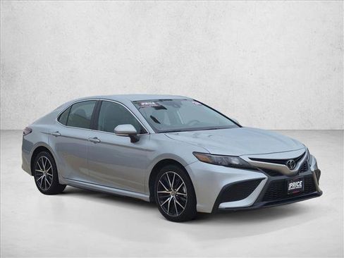 Used 2024 Toyota Camry SE FWD image 3