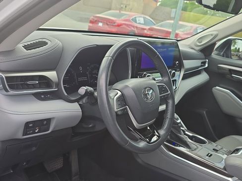 Used 2023 Toyota Highlander Limited FWD image 9