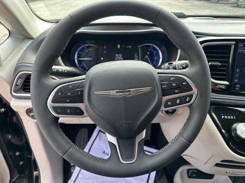 Used 2024 Chrysler Pacifica Select image 11