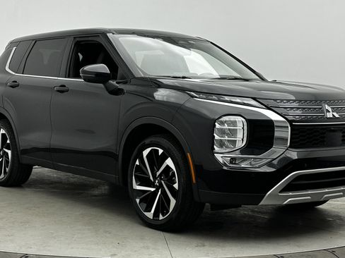 Used 2024 Mitsubishi Outlander SE Black Edition image 3