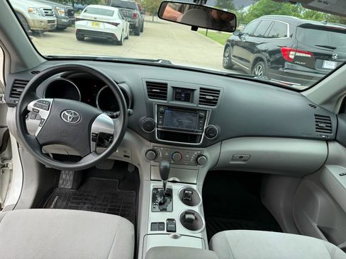 Used 2013 Toyota Highlander FWD w/ Cold Weather Pkg image 11