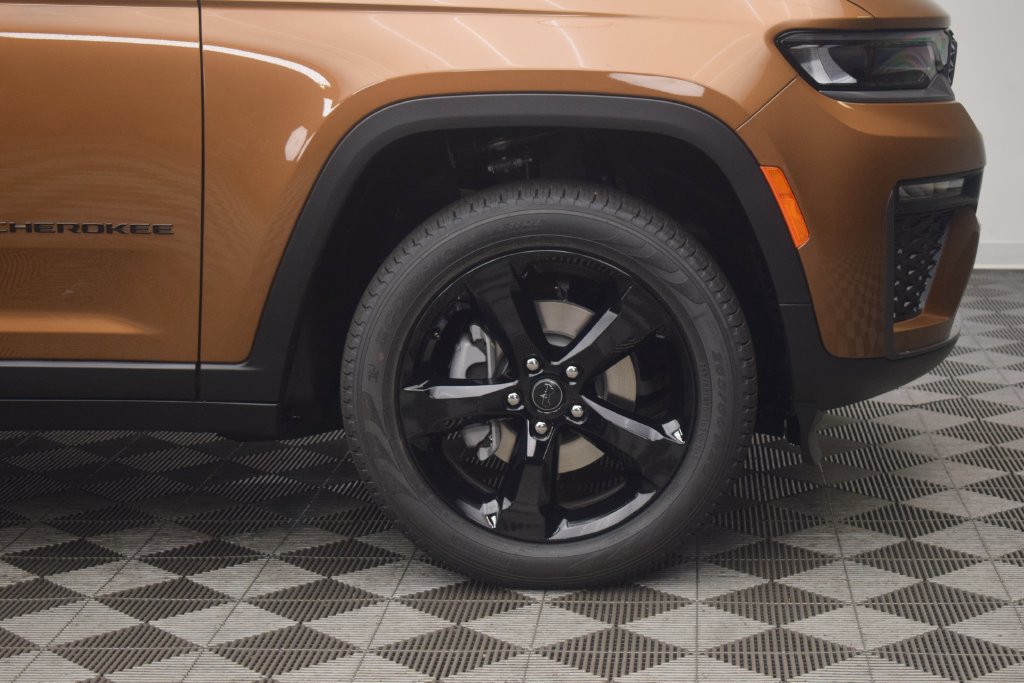 New 2027 Jeep Grand Cherokee Limited w/ Limited Altitude Package AWD/4WD image 7
