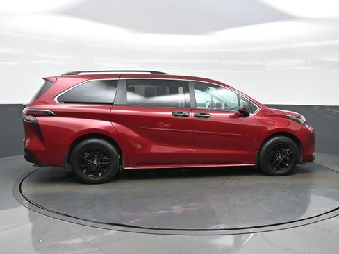 Used 2023 Toyota Sienna XLE FWD image 7