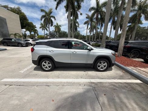Used 2019 GMC Terrain SLE w/ Driver Convenience Package FWD image 2