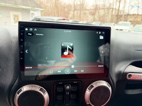 Used 2013 Jeep Wrangler Unlimited Sahara image 21