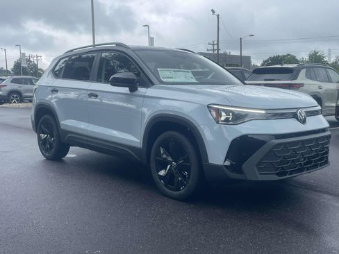 New 2026 Volkswagen Taos SE FWD image 1