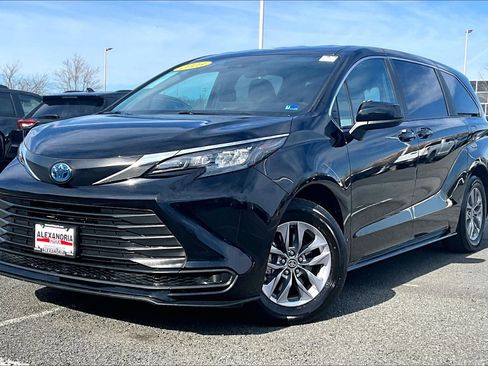 Used 2025 Toyota Sienna LE image 1