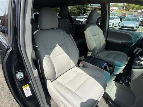 Used 2017 Toyota Sienna XLE image 11