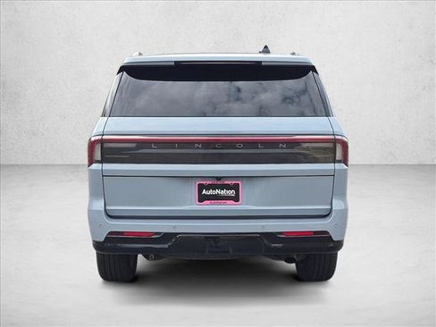 Used 2025 Lincoln Navigator Reserve AWD/4WD image 7
