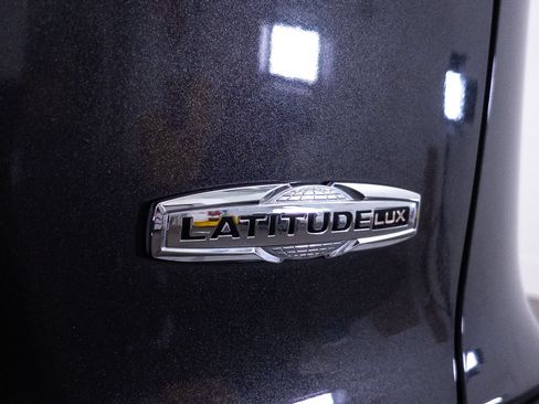 Used 2022 Jeep Cherokee Latitude Lux w/ Sun & Sound Group AWD/4WD image 4