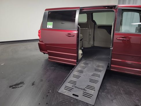 Used 2016 Dodge Grand Caravan SE w/ Quick Order Package 29E SE image 23