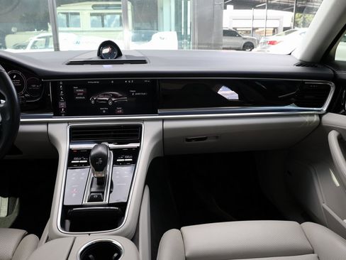 Used 2018 Porsche Panamera w/ Premium Package image 26