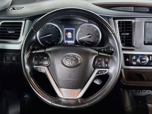 Used 2019 Toyota Highlander XLE AWD/4WD image 13