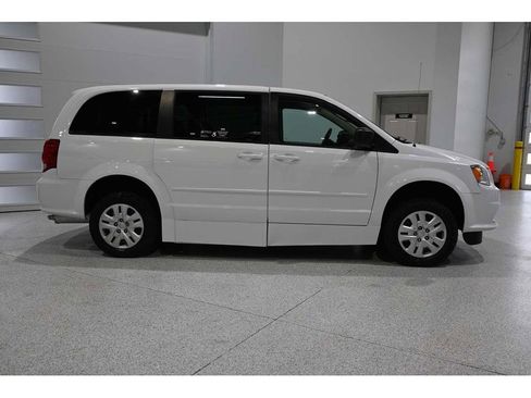 Used 2017 Dodge Grand Caravan SE w/ Power Window Group FWD image 5