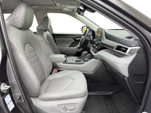 Used 2021 Toyota Highlander XLE AWD/4WD image 18